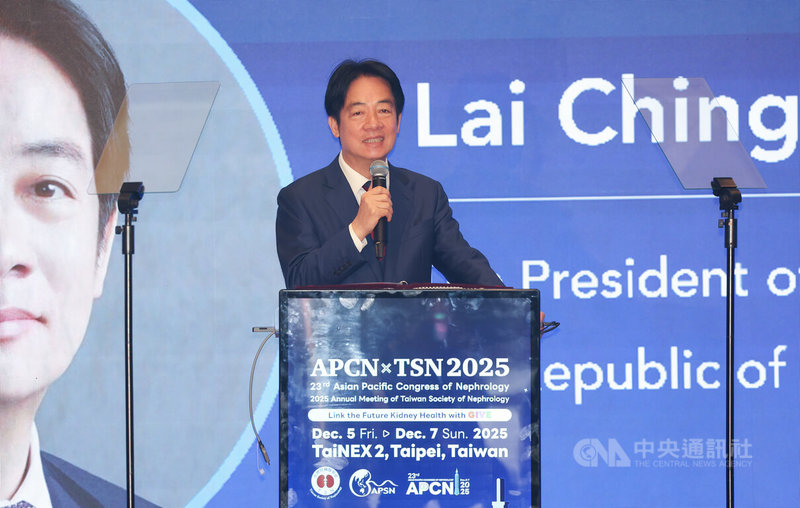 總統賴清德（圖）5日在南港展覽館2館出席「第23屆亞太腎臟醫學會議暨台灣腎臟醫學會114年度會員大會學術演講會」開幕式，並應邀上台致詞。中央社記者張新偉攝　114年12月5日