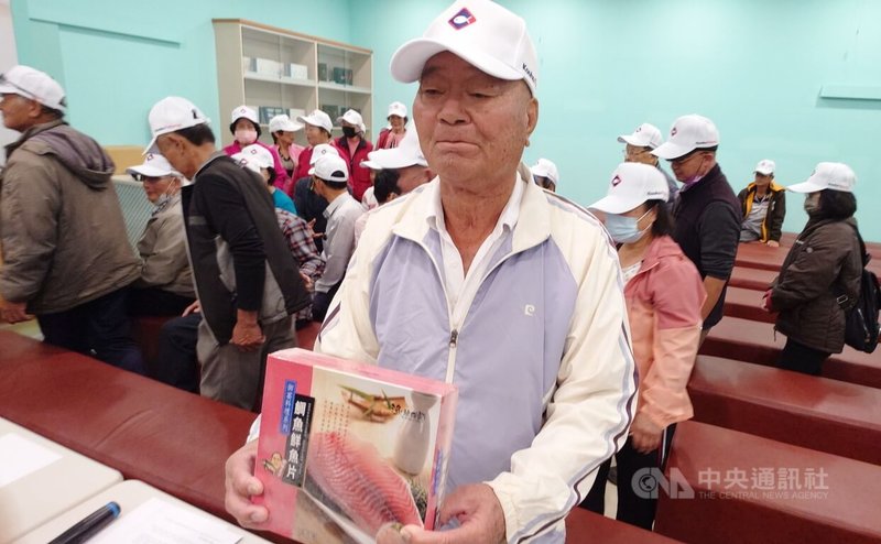 高雄市衛生局誤檢鯛魚排事件，受影響漁民許朱元（前中）5日表示願接受高雄市政府道歉，但希望以後不要再有類似事情發生。圖為許朱元出席口湖漁類生產合作社記者會畫面。中央社記者蔡智明攝　114年12月5日