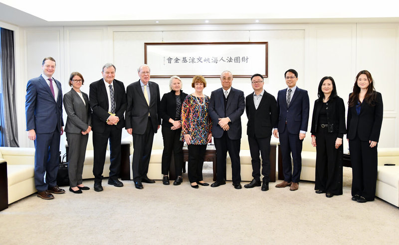 美國外交政策全國委員會（NCAFP）訪團到訪海基會。左起為布魯金斯研究所資深研究員何瑞恩（Ryan Hass）、Macro Advisory Partners諮詢公司合夥人柏蘭（Sarah Beran）、史汀生研究中心特聘資深研究員艾江山（Karl Eikenberry）、太平洋世紀研究所所長薄瑞光（Raymond F. Burghardt）、亞太安全論壇計畫主任董雲裳（Susan A. Thornton）、美國外交政策全國委員會會長艾略特（Susan M. Elliott）、海基會董事長吳豊山。（海基會提供）中央社記者李雅雯傳真　114年12月5日