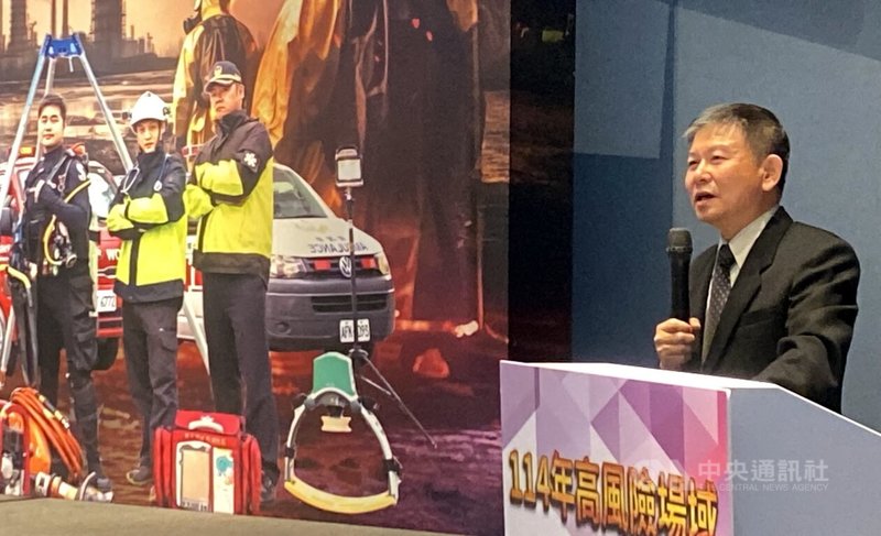 114年度消防機關高風險場域救援整備共識營5日在新北舉行，中央警察大學消防學系教授沈子勝（圖）於會中引言表示，現階段特殊型火災的救災面臨的挑戰，盼透過共識營降低前線人員在複雜環境中的執勤風險。中央社記者黃旭昇新北攝  114年12月5日