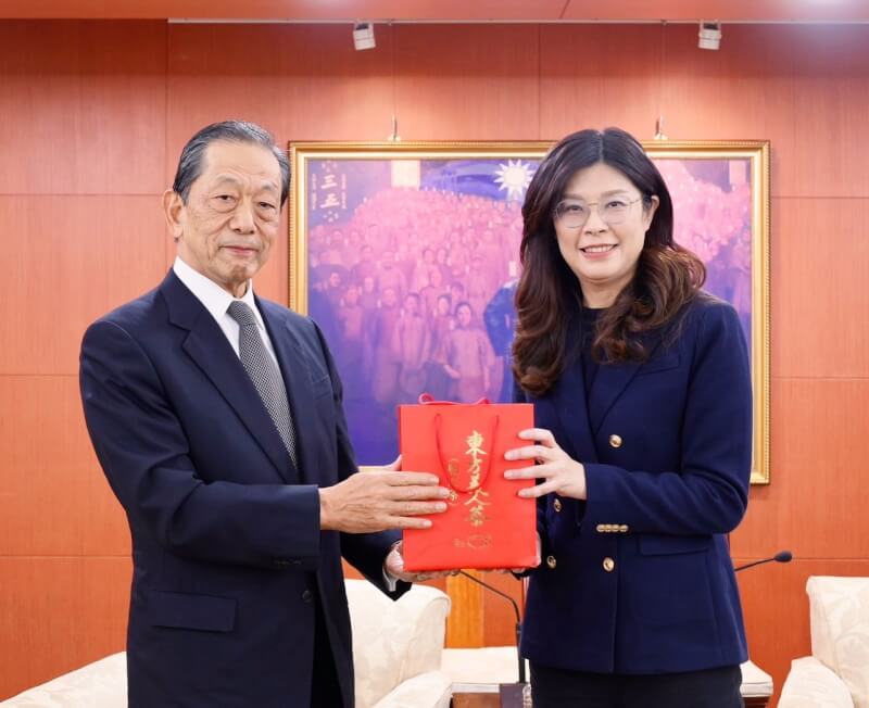 國民黨主席鄭麗文（右）會見日台交流協會會長隅修三（左）。（圖取自facebook.com/ChengLiwen2018）