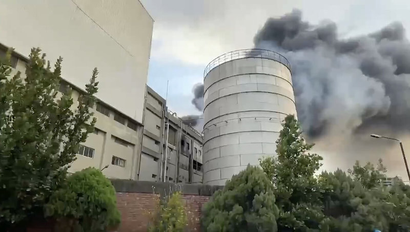 苗栗縣頭份市自強路1處工廠5日火警，現場火勢猛烈且濃煙漫天，消防局獲報出動人車迅速控制火勢，幸無人受傷。（民眾提供）中央社記者管瑞平傳真　114年12月5日