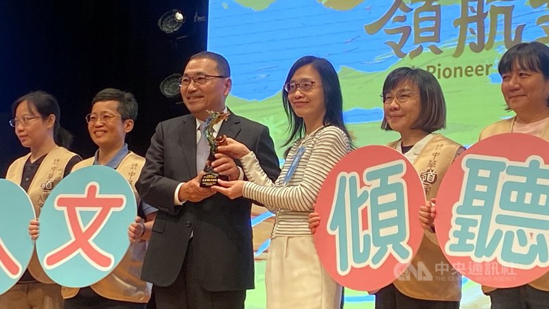 114年新北市人民團體「領航金獎」5日舉行頒獎典禮，市長侯友宜（左3）出席頒獎，表揚榮獲「年度最佳領航奉獻獎」的中華道家人文協會，由理事長張旖（右3）代表接過獎座。中央社記者黃旭昇新北市攝　114年12月5日