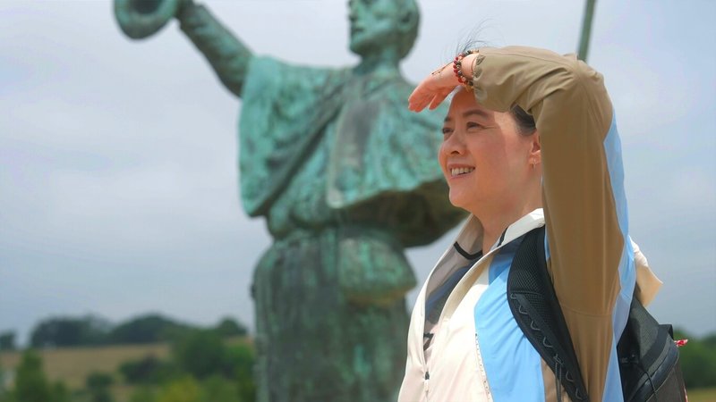 藝人曾寶儀主持公視與新加坡新傳媒跨國合製的節目「列車人生」，長途步行體驗西班牙朝聖之路。（公共電視、新傳媒提供）中央社記者洪素津傳真　114年12月5日