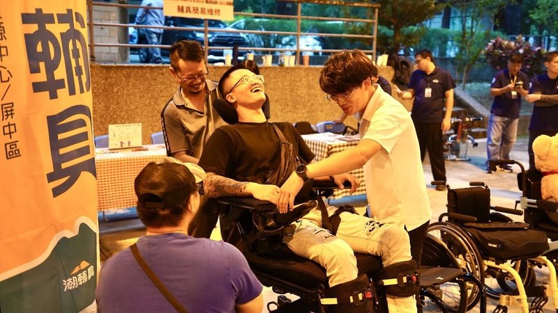 屏東縣5日在三地門鄉舉行2025國際身心障礙者日活動，現場也有屏東縣輔具資源中心展示多款創新輔具，由專業人員協助挑戰者量身打造更便利戶外輔助策略。（屏東縣政府社會處提供）中央社記者黃郁菁傳真 114年12月5日