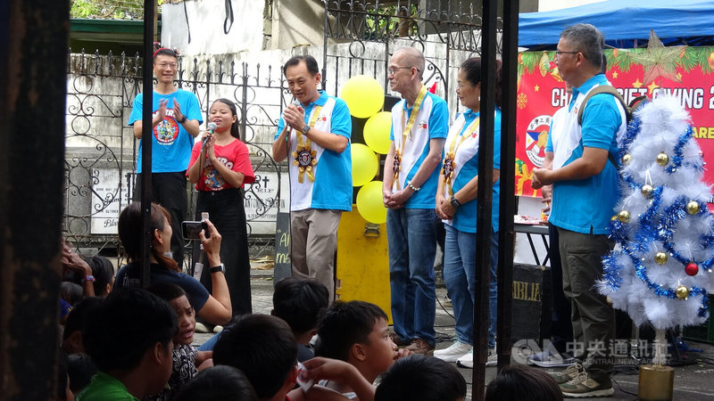菲律賓台灣工商總會5日配合國際非營利組織「大都會國際兒童事工」，前往馬尼拉北部公墓，為居住在墓園裡的小朋友發送食品包，提前慶祝耶誕節。中央社記者林行健馬尼拉攝　114年12月5日
