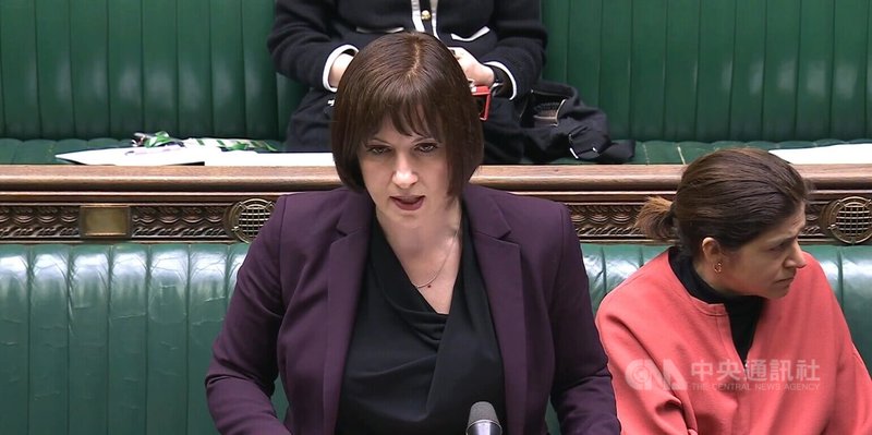 一名英國籍華裔陳姓男子在幼兒園任職期間，性侵數名孩童並拍攝大量不雅影像，事件持續引發輿論關注。教育大臣4日在國會表示，已啟動地方層級的孩童安全防護措施檢討。（取自國會議事轉播）中央社記者陳韻聿倫敦傳真　114年12月5日