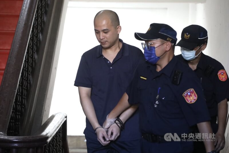 總統府維安憲指部前士官賴重宇（左）涉嫌收賄洩密中共，有期徒刑7年定讞。（中央社檔案照片）