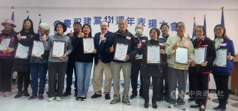 國民黨澎湖縣黨部5日在馬公民眾服務處舉辦建黨131週年表揚大會，秘書長李乾龍（左7）與黨部主委陳雙全（左5）一一表揚績優與資深黨員。中央社  114年12月5日