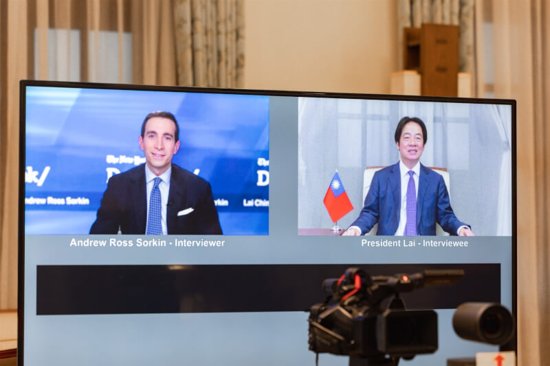 總統賴清德（右）以視訊方式接受紐約時報DealBook Summit主持人索肯（Andrew Ross Sorkin）（左）專訪。（總統府提供）