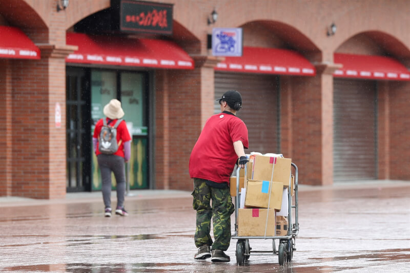 勞動部勞工保險局5日宣布，115年勞保紓困貸款將於15日開辦。圖為新北市淡水區送貨中的勞工。（中央社檔案照片）