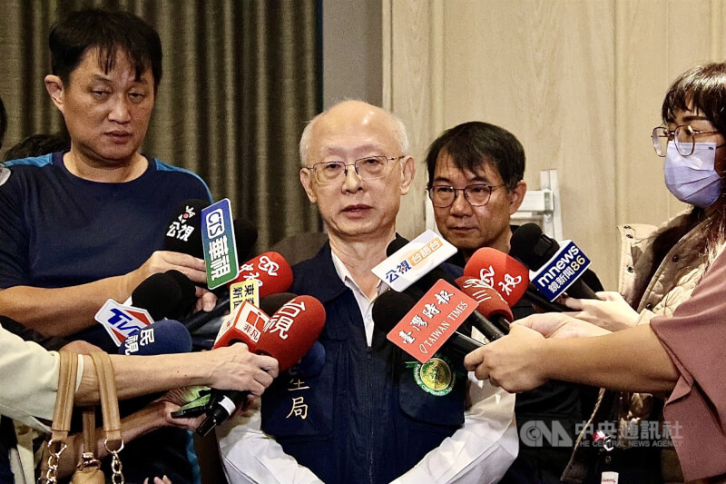 高雄市衛生局檢驗「台灣鯛魚排」發生重大疏失，衛生局長黃志中（左2）5日下午證實已自請處分。中央社記者董俊志攝　114年12月5日