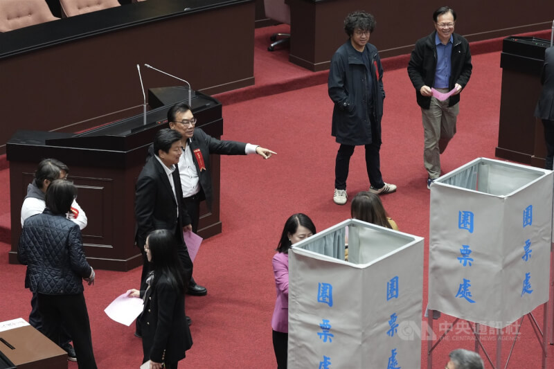 行政院日前針對立法院通過的新版「財政收支劃分法」提出覆議，立法院院會5日改開全院委員會審查覆議案，立委們在議事人員布置好後進行投票表決。中央社記者徐肇昌攝　114年12月5日