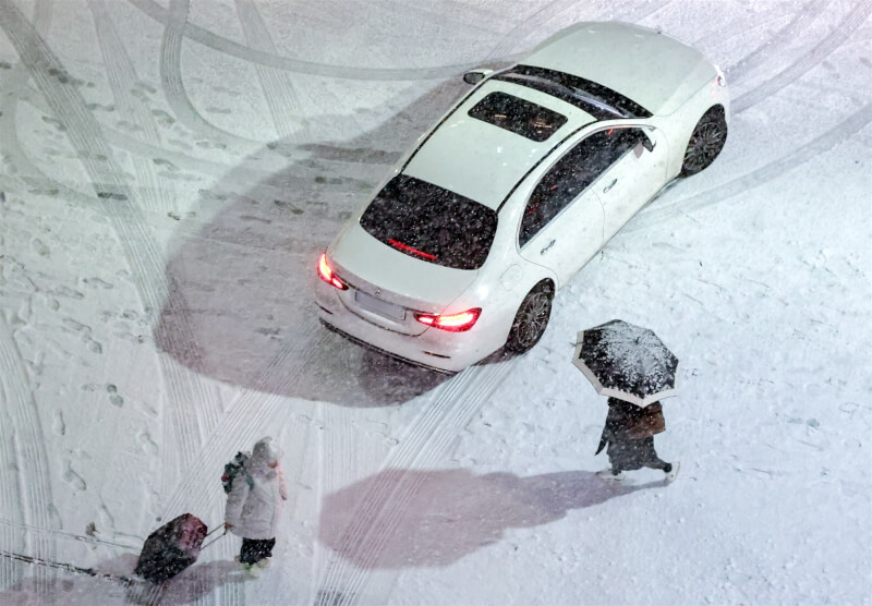 韓國首爾市4日降下初雪，圖為鐘路區道路和人行道被積雪覆蓋。（韓聯社）