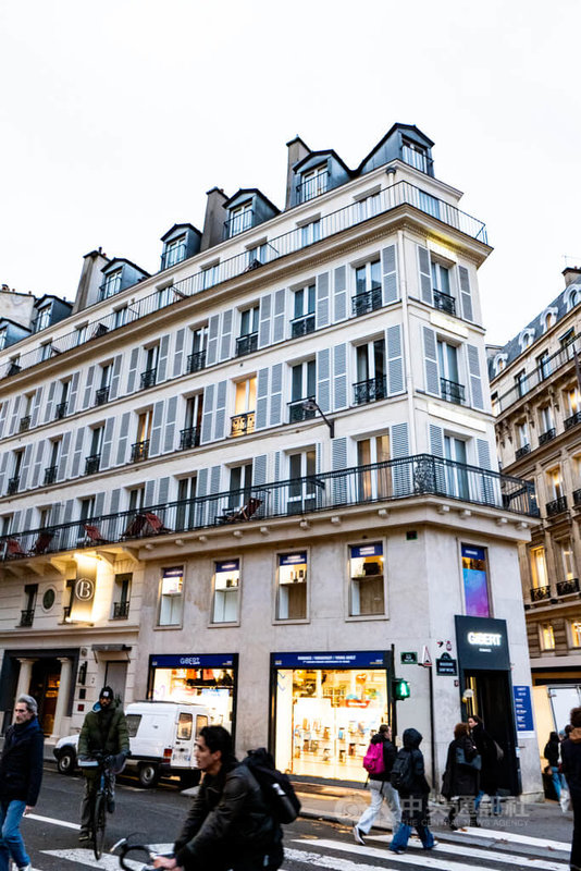 「吉伯特浪漫書店」位在巴黎拉丁區,共有4層樓,販售各種結合情愛主題的文學,如浪漫喜劇、浪漫奇幻、酷兒愛情、黑暗浪漫(Dark Romance)等,提供新書、二手書與周邊文具等近萬件商品。中央社記者李若韻巴黎攝 114年12月5日