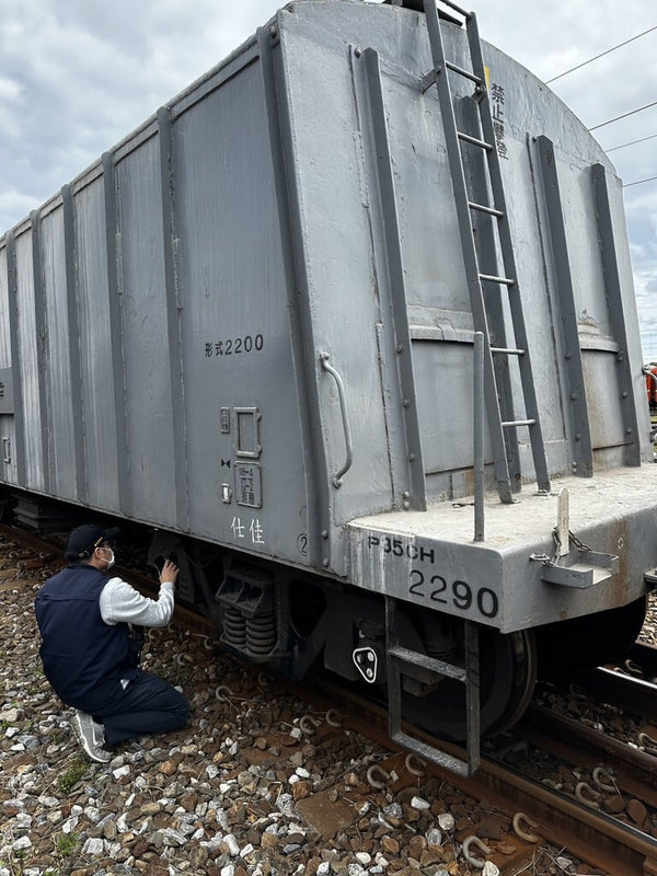 台鐵5日發生調車人員遭貨物列車撞擊身亡事故，鐵警花蓮分局前往蒐證，調查事故原因。（鐵警花蓮分局提供）中央社記者張祈傳真　114年12月5日