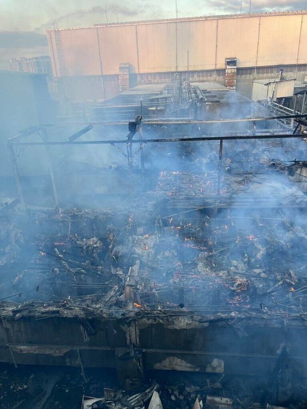 苗栗縣頭份市自強路1處工廠5日火警，現場燒得一片焦黑。消防局說，廠房正進行冷卻水塔拆除作業，疑切割過程中不慎引燃濾網，幸未釀傷亡。（苗栗縣消防局提供）中央社記者管瑞平傳真　114年12月5日