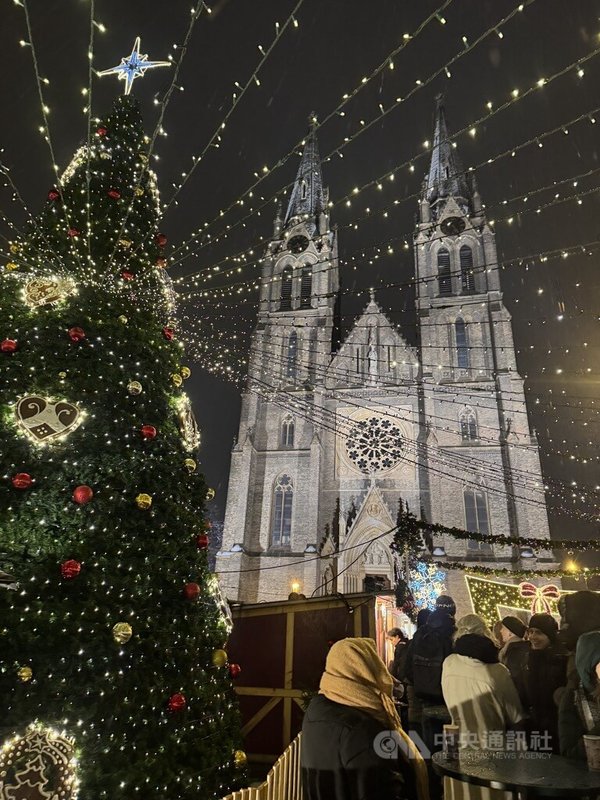邁入12月，布拉格耶誕市集陸續開張，吸引大量人潮前往。圖為位在布拉格和平廣場的市集。中央社記者劉郁葶布拉格攝 114年12月5日