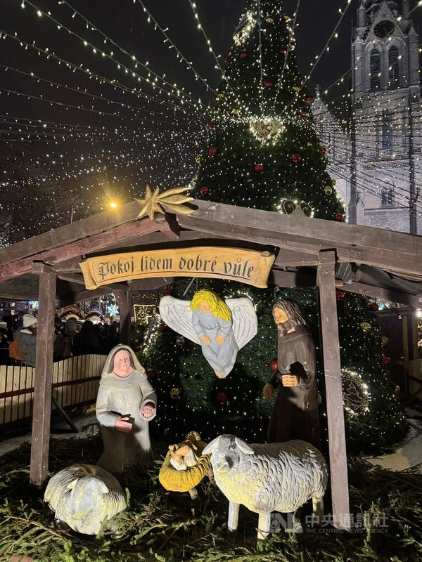 在捷克耶誕傳統中,捷克人相信在平安夜悄悄將禮物放在耶誕樹下的,並非是廣為人知的耶誕老人,而是「小耶穌」,因此許多孩子會把耶誕心願寄給祂。圖為布拉格耶誕市集中小耶穌誕生場景的裝飾設計。中央社記者劉郁葶布拉格攝 114年12月5日