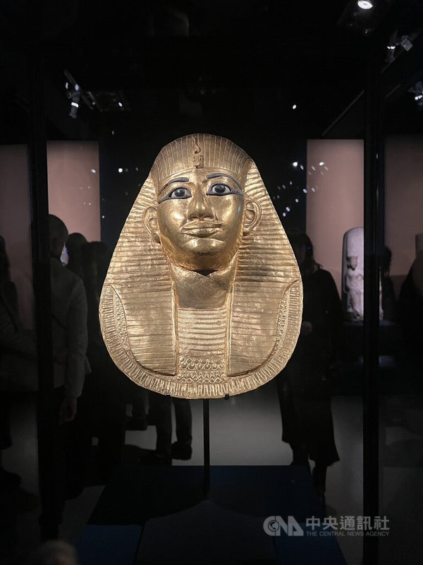 羅馬奎里納爾馬廄博物館舉辦「法老的寶藏」特展，圖為展出的法老阿蒙姆普（Amenemope）黃金面具。中央社記者黃雅詩羅馬攝　114年12月5日