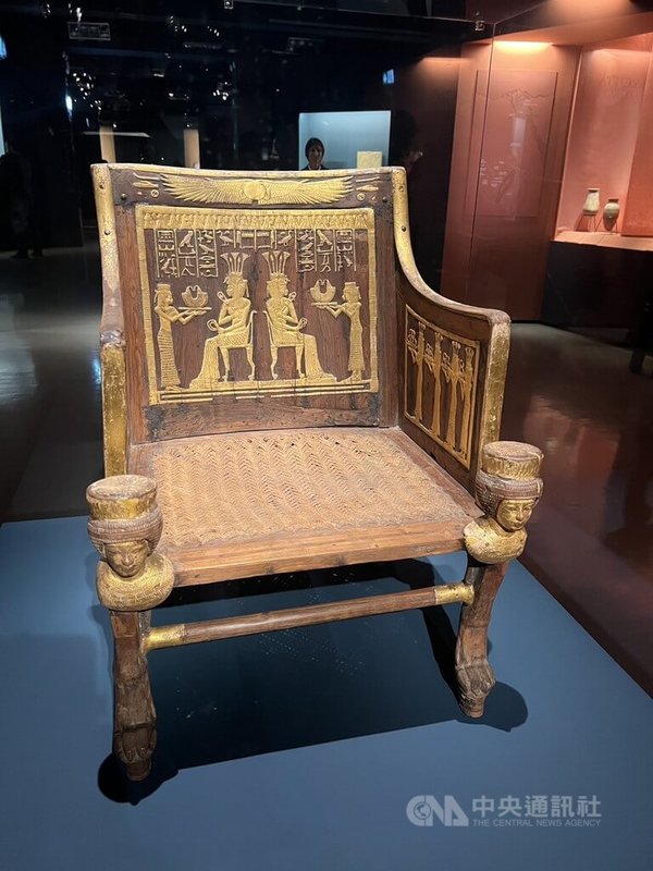 羅馬奎里納爾馬廄博物館展出逾百件埃及法老珍品，圖為古埃及公主西塔阿蒙（Sitamon）的座椅。中央社記者黃雅詩羅馬攝　114年12月5日