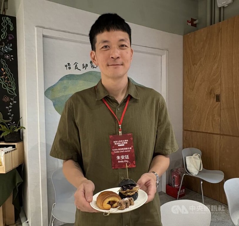 連鎖通路品牌業者5日舉辦「加拿大果香台灣味　寶島點心新體驗」記者會，推廣加拿大與台灣有機農產，邀請知名餐廳主廚Andy（圖）將加拿大農產融入台式風格推出創意料理。中央社記者曹亞沿攝　114年12月5日