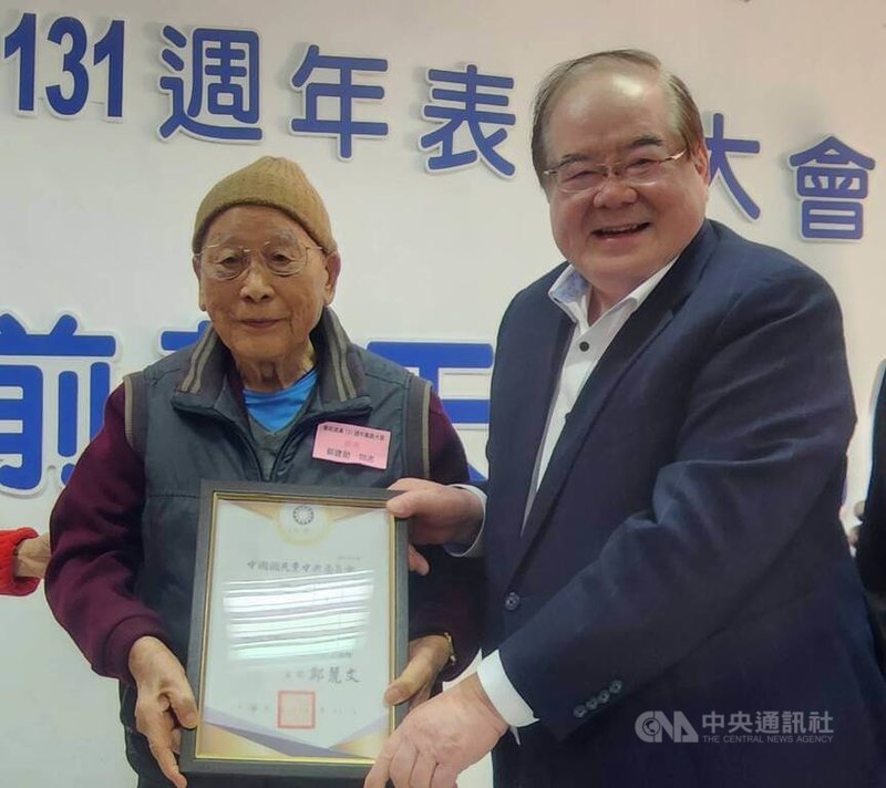 國民黨澎湖縣黨部5日在馬公民眾服務處舉辦建黨131週年表揚大會，國民黨秘書長李乾龍（右）與會，代表黨主席鄭麗文頒贈黨員榮譽狀，其中高齡100歲的郭建勛（左）是全國唯一黨齡80年的最資深黨員。中央社  114年12月5日