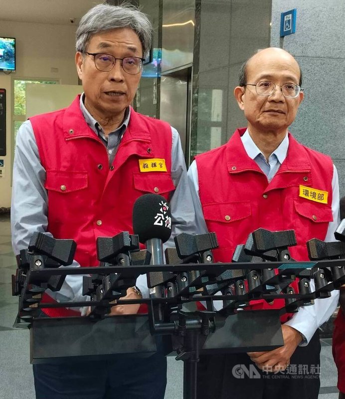 非洲豬瘟中央災害應變中心5日下午開會，應變中心指揮官陳駿季（左）會後受訪指出，將派祕密客出任務，到高風險商店購買食品並送相關單位檢驗，盼能以更嚴謹方式防堵非洲豬瘟疫情。中央社記者汪淑芬攝　114年12月5日