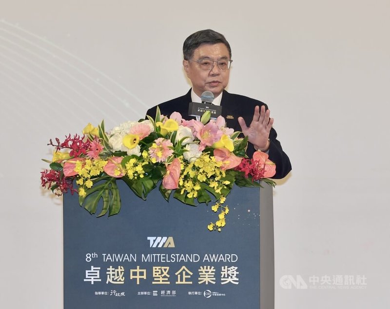 行政院長卓榮泰(圖)5日下午在台北出席第8屆卓越中堅企業獎頒獎典禮時致詞表示,對美關稅談判進入最後階段,將以「國家競爭力、產業競爭力、糧食安全、國人健康」4大原則為談判核心。中央社記者張皓安攝 114年12月5日