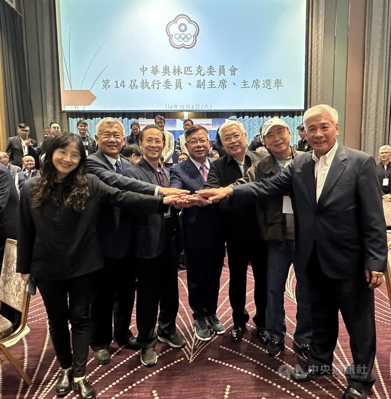 第14屆中華奧會主席6日進行改選，由原副主席蔡家福（中）全票當選新任奧會主席，另外也選出陳美燕（左1）、張煥禎（左2）、陳建平（左3）、陳士魁（右3）、廖裕輝（右2）、王景成（右1）等6名副主席。陳美燕為奧會首位女副主席。中央社記者黎建忠攝　114年12月6日