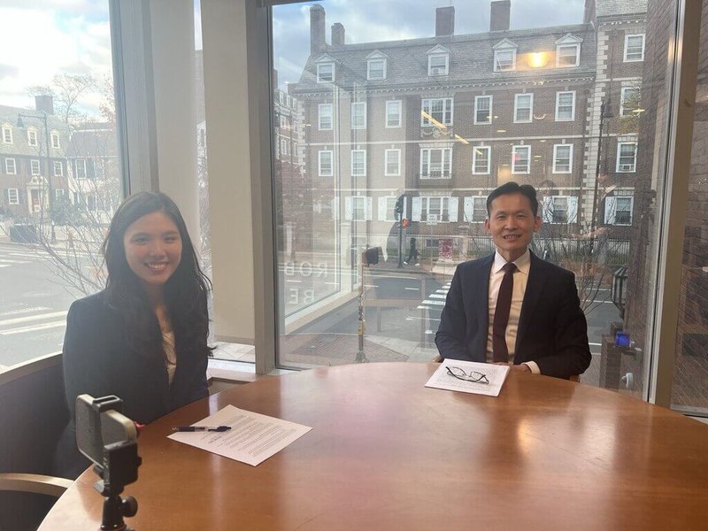 駐波士頓辦事處長廖朝宏（右）接受哈佛大學甘迺迪學院「學生政策評論」期刊編輯Joyce Tseng訪問，強調與民主國家合作，確保全球供應鏈及守護民主價值，不僅有助確保台灣生存與安全，也讓世界更穩定繁榮。（駐波士頓辦事處提供）中央社記者廖漢原紐約傳真　114年12月6日