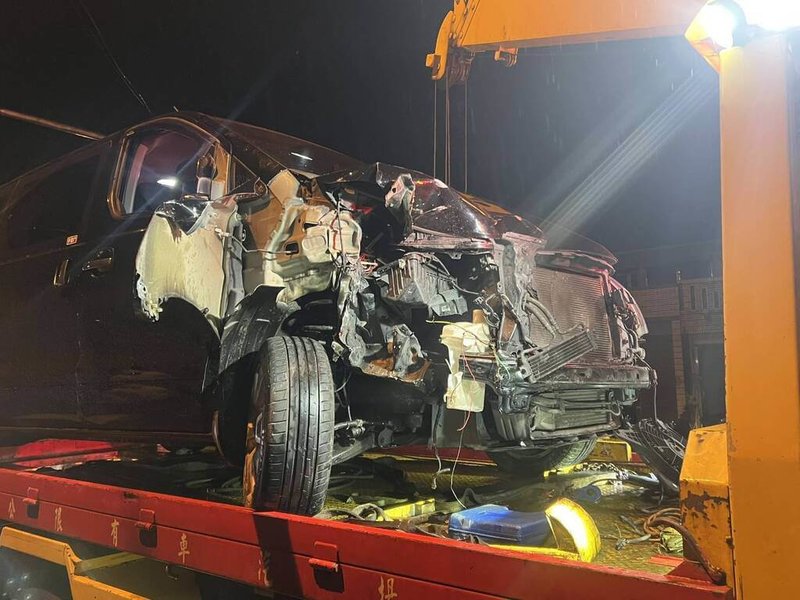 林姓警員5日在宜蘭頭城執行交管勤務時，遭1輛廂型車撞擊重傷，經搶救後生命狀況已穩定。宜蘭縣警察局6日表示，會全力協助辦理後續相關權益事宜。圖為肇事廂型車。（警方提供）中央社記者沈如峰傳真114年12月6日