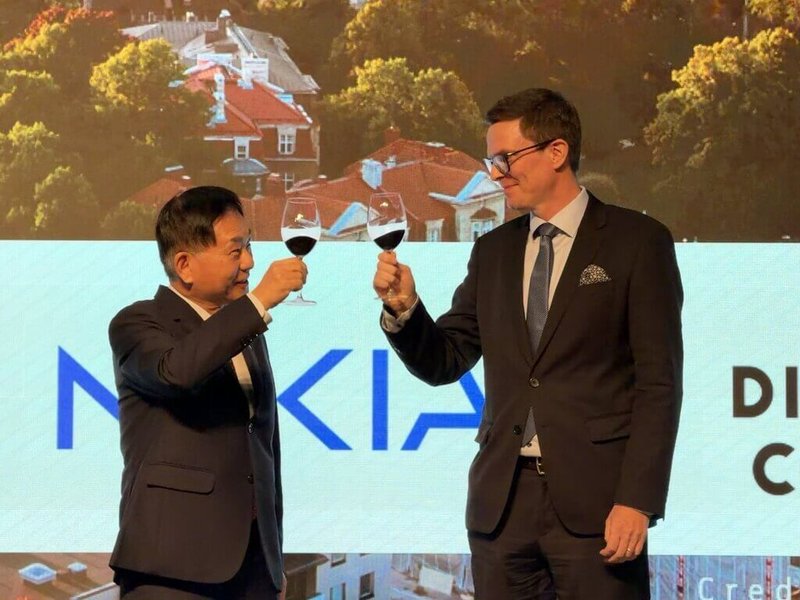 外交部常務次長葛葆萱（左）5日出席2025芬蘭國慶酒會，與芬蘭駐台代表羅瑞（右）相互舉杯致意。（外交部提供）中央社記者吳書緯傳真 114年12月6日