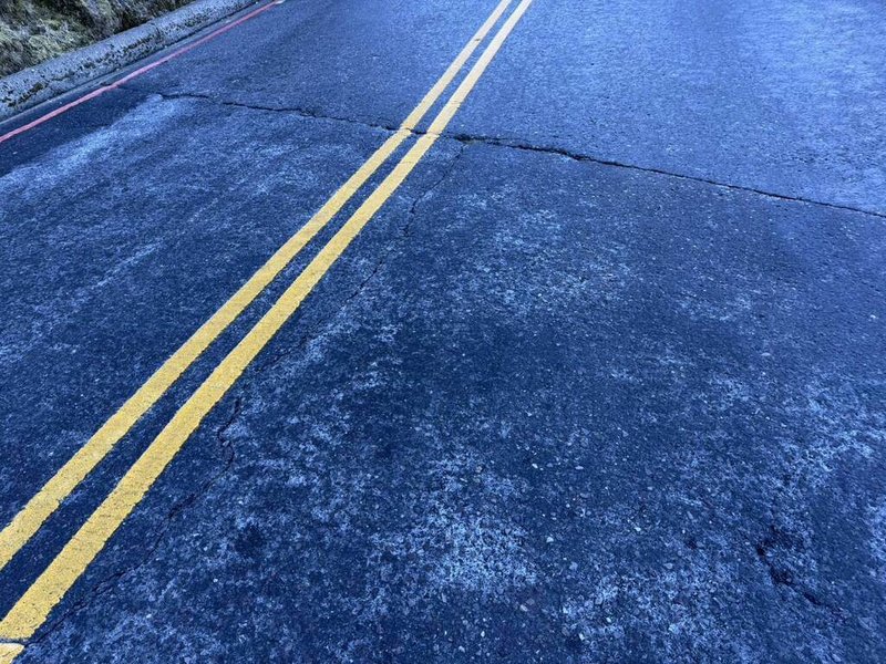 南投合歡山水晶宮路段因夜間低溫結霜，日出後溫度升高，導致武嶺至松雪樓道路易打滑。南投警方6日指出，假日上山遊客多，呼籲民眾開車、騎機車行經台8線及台14甲線時注意安全。（警方提供）中央社記者吳哲豪傳真　114年12月6日