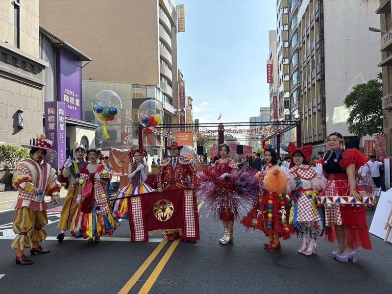 台南林百貨年度盛事「府城摩登大遊行」6日熱鬧登場，30組表演團隊共同打造嘉年華景象，讓府城冬天充滿熱力。（台南市政府提供）中央社記者張榮祥台南傳真　114年12月6日