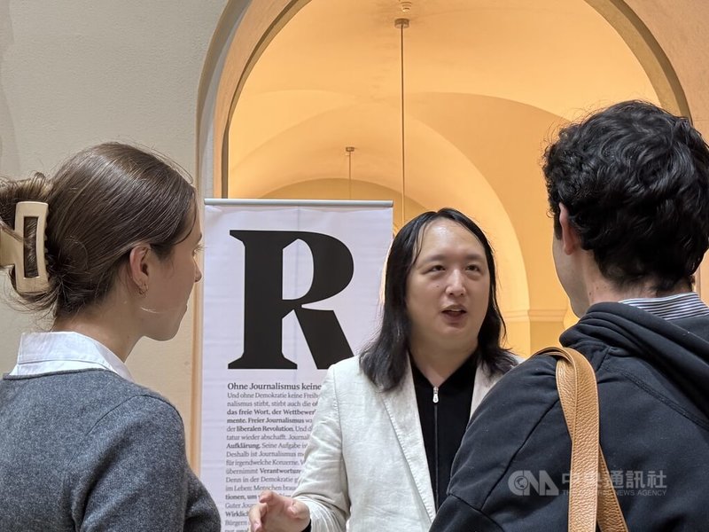 無任所大使唐鳳在「我們人民即是超級智慧」的演講結束後與現場聽眾暢談與交流，深受年輕學子喜愛。中央社記者郭芳君蘇黎世攝 114年12月6日