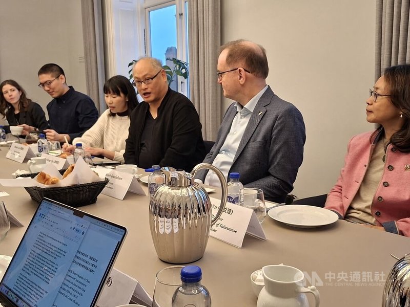 人權工作者李明哲（右3）與華人民主書院協會、台灣民主實驗室、瑞典台灣協會共同拜會丹麥民主聯盟基金會，分享在中國服刑期間的經驗，並強烈呼籲丹麥政府不要成為中國跨境鎮壓、打壓台灣人言論自由的幫兇。中央社記者辜泳秝哥本哈根攝  114年12月6日