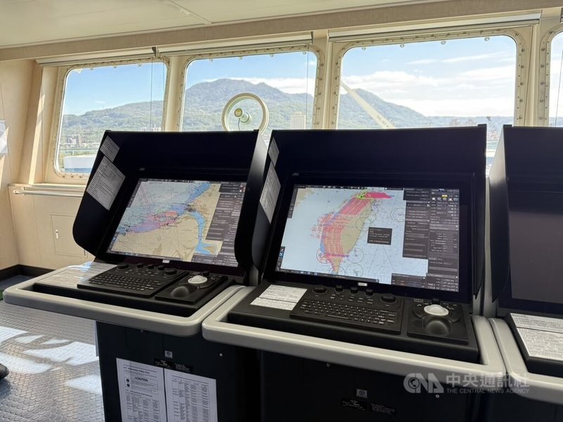 中油「安運輪」駕駛台有各種航儀設備，供航行操縱駕駛用。中央社記者曾智怡攝　114年12月6日