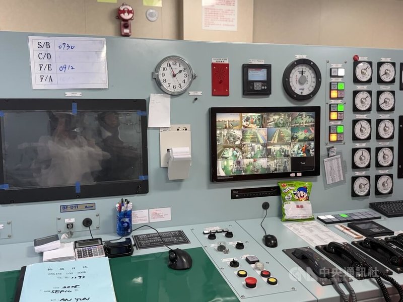 安運輪由「大管」負責機艙控制室有關柴油主機監控與日常保養，及機艙部門的例行派工。中央社記者曾智怡攝　114年12月6日