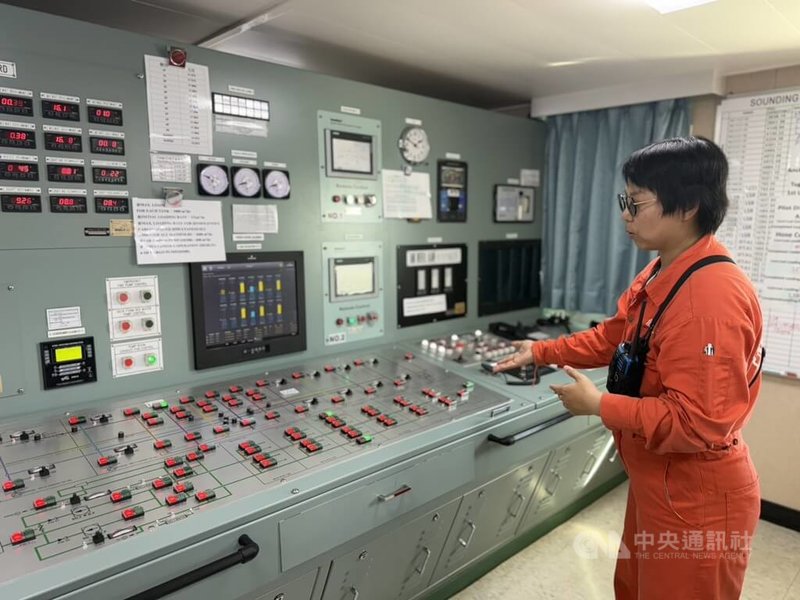 中油船隊大副蘇秀慧的工作場域主要在貨油控制室，確保油品裝貨、卸貨符合計畫進行。中央社記者曾智怡攝　114年12月6日