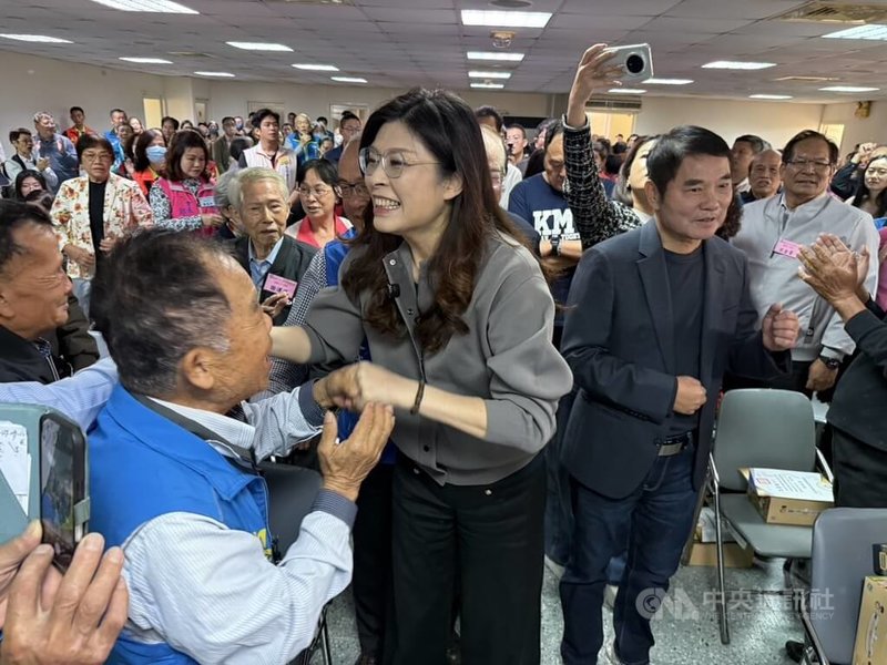 國民黨主席鄭麗文（前左2）6日到國民黨苗栗縣黨部出席建黨131週年黨慶活動，與黨員互動。前右為苗栗縣長鍾東錦。中央社記者魯鋼駿攝　114年12月6日