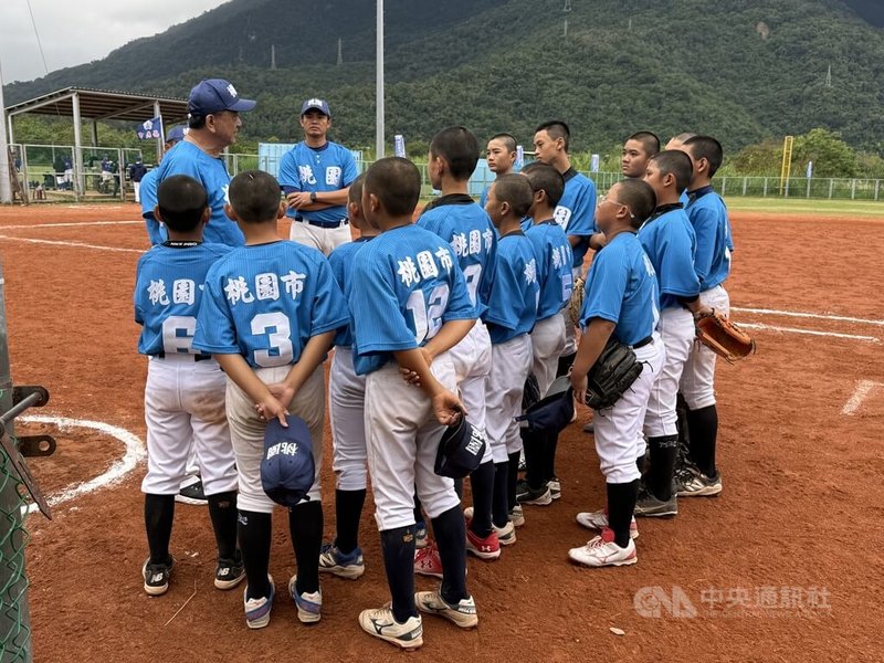 2025第13屆花蓮台彩威力盃少棒賽6日開打，桃園市隊首戰16名球員都上場。總教練李政達（後左）表示，預賽2場會採差不多的模式，讓所有球員都有機會上場，藉由預賽找出最好陣容、迎接之後的賽事。中央社記者謝靜雯攝　114年12月6日