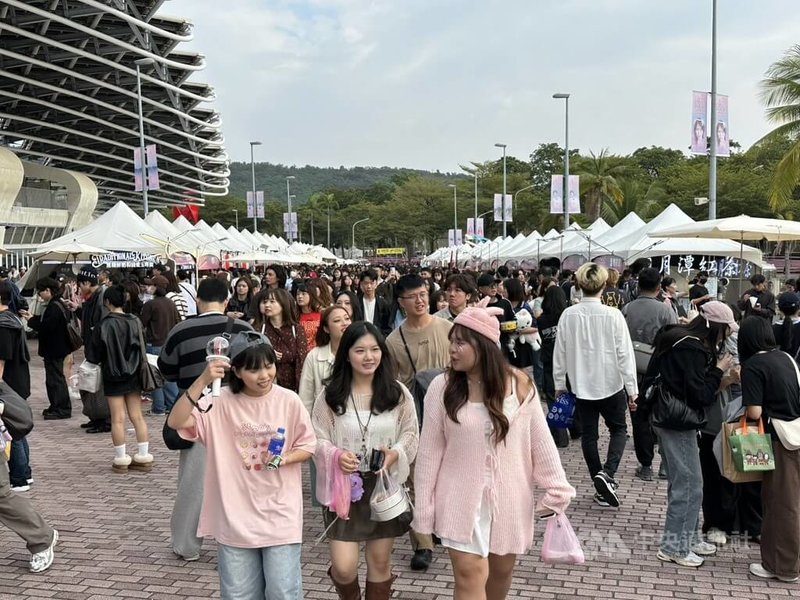 韓國娛樂圈重要頒獎典禮Asia Artist Awards（簡稱AAA）6日在高雄國家體育場登場，大批粉絲精心打扮朝聖，場外也設有市集，現場滿是人潮。中央社記者林巧璉攝　114年12日6日