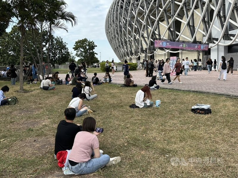 韓國娛樂圈重要頒獎典禮AAA於6日在高雄國家體育場（世運主場館）舉辦，粉絲午後開始湧入，部分未買到票的民眾則在場外草地席地而坐，期待聆聽漏音。中央社記者林巧璉攝　114年12日6日