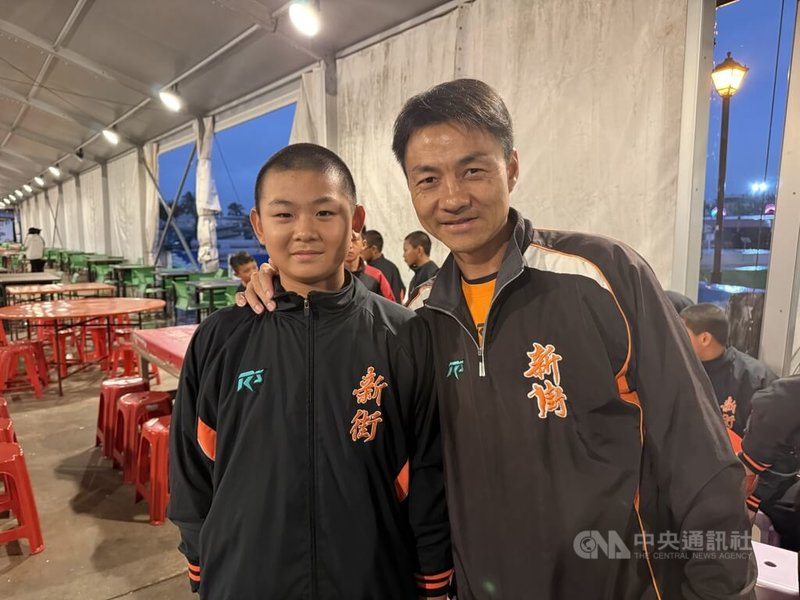 花蓮台彩威力盃少棒賽6日開打，南投縣隊首日就秀出強勁火力，兩戰合計攻下24分、預賽2連勝；總教練紀俊麟（右）的兒子紀均叡（左）還在與屏東縣隊交手時轟出滿貫砲。中央社記者謝靜雯攝 114年12月6日