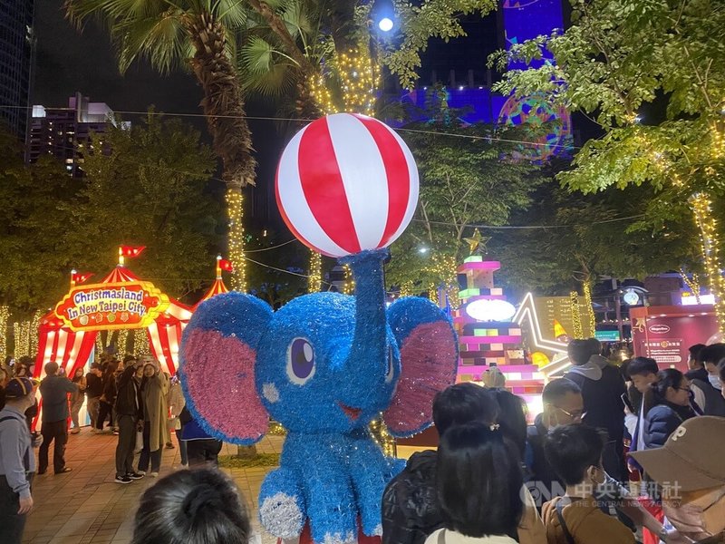 2025新北歡樂耶誕城正持續展開，6日適逢週末假期，入夜後活動會場湧入不少人潮，逛市集、賞燈飾、看光雕秀等等，氣氛熱鬧。中央社記者黃旭昇新北市攝  114年12月6日