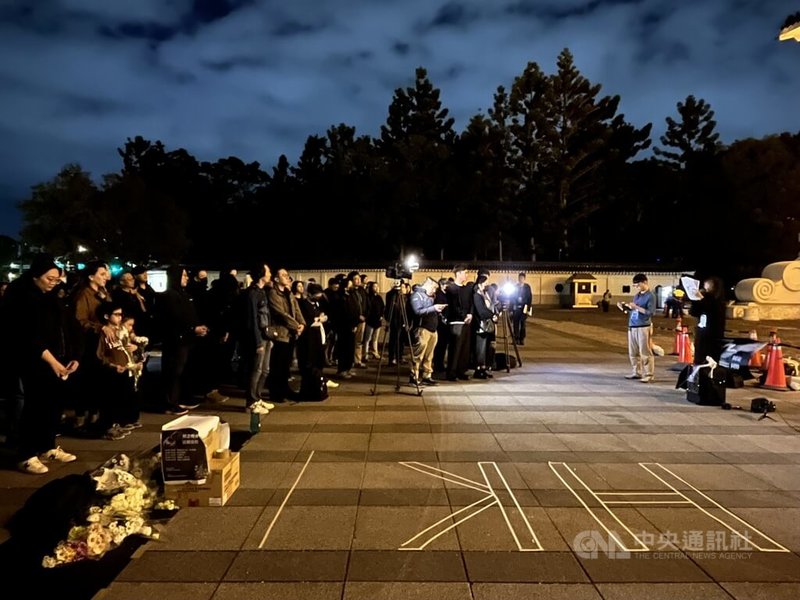 在台港人組成香港宏福苑火災台灣悼念關注組，6日晚在中正紀念堂自由廣場舉辦悼念晚會。中央社記者李雅雯攝 114年12月6日