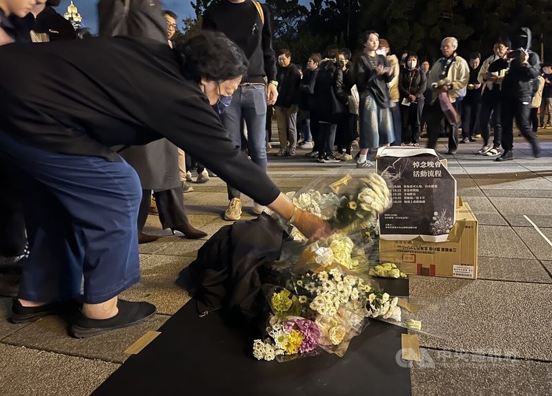 在台港人組成香港宏福苑火災台灣悼念關注組，6日晚在中正紀念堂自由廣場舉辦悼念晚會，民眾現場獻花。中央社記者李雅雯攝　114年12月6日