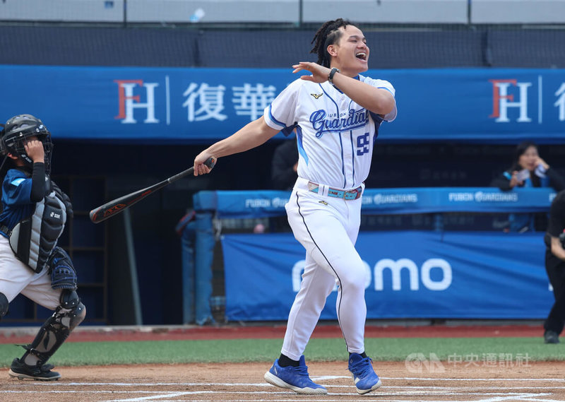 中職富邦悍將隊重砲張育成（中）6日出席公益棒球營時受訪，正式表態將投入WBC世界棒球經典賽的台灣代表隊集訓，也提到經典賽是很棒的機會，只要有好表現就有機會被看見。中央社記者張新偉攝　114年12月6日