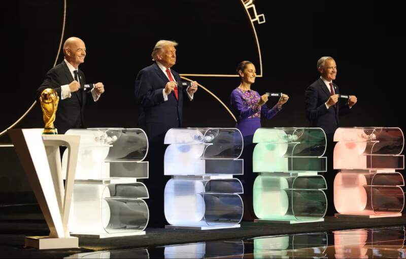 國際足總主席英凡提諾（左起）、美國總統川普、墨西哥總統薛恩鮑姆及加拿大總理卡尼5日在2026年世界盃足球賽抽籤儀式合影。（路透社）